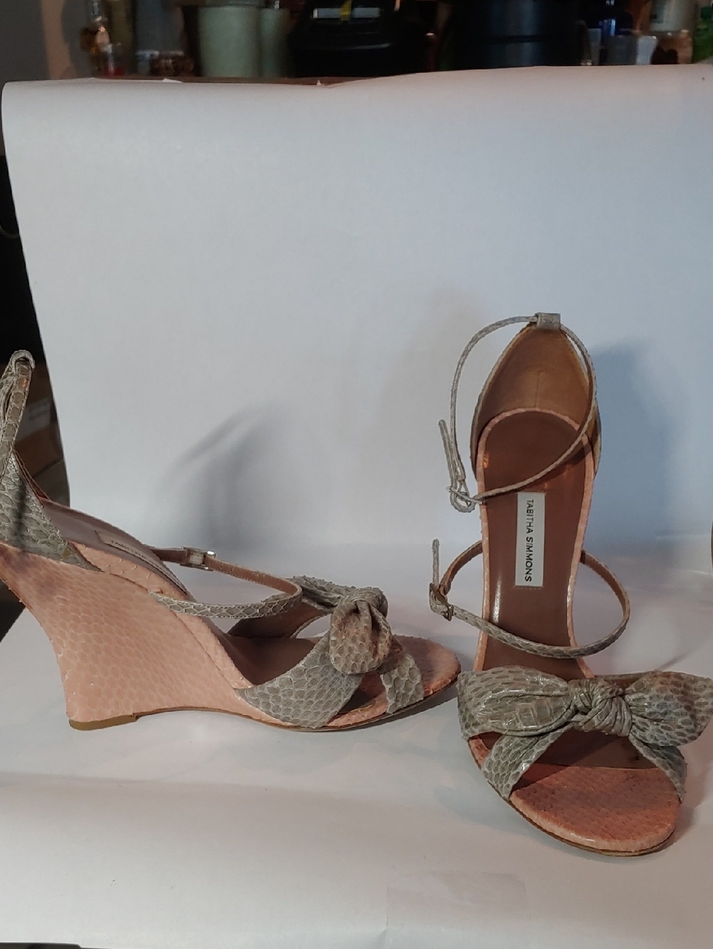 Gorgeous Tabith Simmons Lizard Bow Wedge Sandals